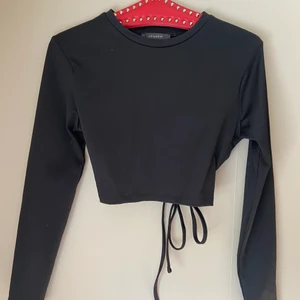 Svart topp🖤 - Svart långärmad topp med öppen rygg! Jätte fin men har en ungefär exakt likadan som passar mig bättre, så denna kommer tyvär inte till användning. Strlk S från primark 