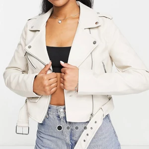 JACKA - Beige - Säljer en helt ny jacka. Skit snygg på och så skön att ha på sig, tyvärr beställde jag fel storlek och av ren lathet så skickade jag inte tillbaka den. Har alla lappar kvar! Storlek S men skulle även kunna passa en Xs-M