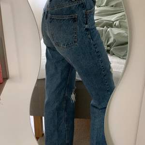 Säljer dessa zara jeans i nyskick då de inte kommer till användning 🥲 pris kan diskuteras, om bönan vill ha fler bilder så är det bara att höra av sig👍🏻