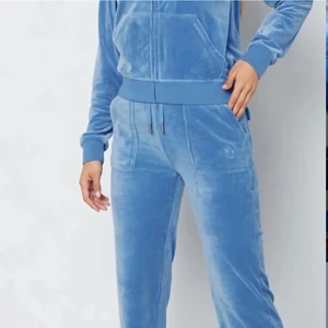 Juicy couture  - Skit fin blå juicy couture. Säljer hela settet för 1700kr! Köpte de för 2100kr. Vid en snabb och enkel affär står jag för frakten💙 Säljs endast pga jag inte använder de längre. Kan säljas styck vis! 800kr för byxorna och och 900kr för tröjan.