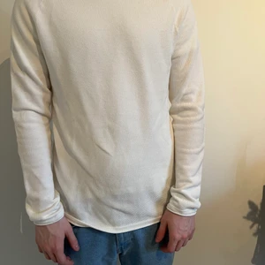 Jack & Jones knit crew neck storlek M - Tröjan är i storlek M. Den är ungefär ett år gammal. Den är lite uttöjd och något större än vanlig storlek. Den är i bra skick och har inga fläckar. Då den inte är jätte använd. 