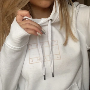 TOMMY HILFIGER - En snygg och stilren tommy hilfiger hoodie i storlek S💞 hör av dig för mer bilder och pris går att diskuteras💞