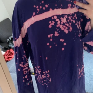 oversized långärmad tröja - en lila långärmad tröja som går ner ungefär några cm under rumpan. Den har rosa blekningsfläckar och tryck där bak. Trycket säger ”BKIND” ”kindness” & ” Do all things wirh kindness” + en hund. Den är väldigt skön och tunn samt lång.