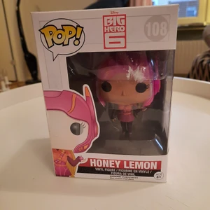Honey Lemon Pop - Honey Lemon från Big Hero 6. Lådan har tidigare öppnats och klistret på fönstret är från en prislapp, skriv om du vill se fler detaljer. Kan hämtas i Stockholm :)