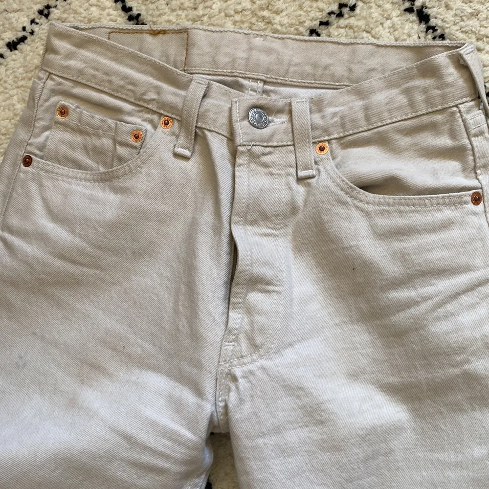 Beigea Levi’s jeans köpta second hand i Barcelona som jag säljer pga av att de tyvärr är för små för mig. De står att de är storlek 28 i midjan men jag skulle säga att de mer är storlek 25/26. <3 (skriv för fler bilder) . Jeans & Byxor.