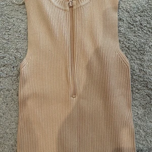 ❗️Topp med dragkedja från zara❗️ - 💕Säljer denna toppen då jag inte använder den längre. Toppen är i storlek M💕