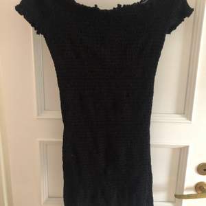 Fin klänning från Gina tricot som formar sig fint efter kroppen, säljes då den är för liten. Mjukt material 