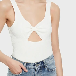 Vit body - Vit body från bikbok storlek xs med cut out. 