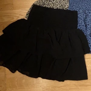 volangkjol - Den är i Storlek 156/164 och köpt från kapphal. Knappt aldrig använd. ❤️ har även leopard kjolar ute i samma modell om ni är intresserade.