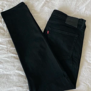 LEVIS JEANS - Svarta Levis Jeans i väldigt gott skick! 