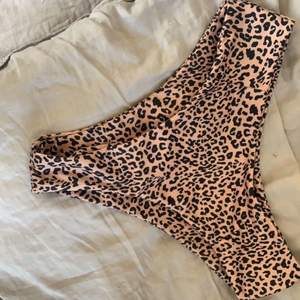 Ett par leopard bikini underdel trosor. Aldrig använda för att de inte passa, från SHEIN med mycket hög kvalitet i storlek M.