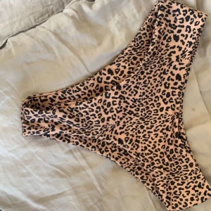 Leopard bikini - Ett par leopard bikini underdel trosor. Aldrig använda för att de inte passa, från SHEIN med mycket hög kvalitet i storlek M.