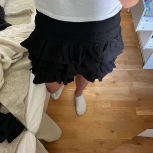 Svart volangkjol - Snygg svart kjol, sitter väldigt bra, mycket gott skick