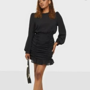 Svart klänning  - Festklänning från nelly.com storlek 40 använd vid ett tillfälle 