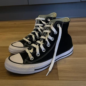Converse svarta  - Storlek 36 EUR, 3.5 UK. Svarta Converse köpta från Nelly.com. Använda en gång men är lite för stora för mig därför säljer jag dom :) 