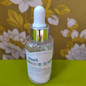 Hudvård dear, Klairs freshly vitamin c - Säljer en i princip ny dear, Klairs freshly juiced vitamin C drop. Hygieniskt och sanitärt använd (pipetten har inte varit i kontakt med huden). Fantastisk produkt som förebygger rynkor, ger extra uv-skydd och har en "brightening"-effekt. Ger fantastiskt glow! ✨ Säljes pga för mycket hudvård och för lite plats. Väldigt omtalad produkt som gör sitt jobb. Nypris 349 kr.