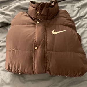 Nike Jacka  - En unik brun jacka från Nike! Jackan har en fyllig brun färg och jag har aldrig sett en likadan. Den är från mitten av 90-talet och är i toppskick! Storlek Medium, men passar allt från XS-L beroende på önskad passform, fler bilder kan skickas privat! Kan tänka mig sälja aningen billigare vid snabb affär. Säljer annat också 🌟