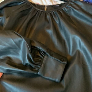 Lädertröja  - Hej! Säljer en jätte snygg lädertröja som jag inte har haft så länge! Den är använd ca 4 gånger och är super snygg med ett par breda jeans och smycken! Rensar garderoben och lägger ut ifall att den blir såld. I väldigt bra skick! Strl L men jag som bär m 