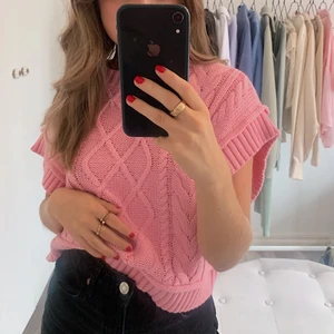 Stickad väst - En rosa stickad väst, knappt använd. I storlek 34