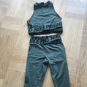 Nike PRO tränings set - Nike PRO tights i storlek small och topp/bh i storlek Medium. Jätte fint skick då det knappat är använt pga fel storlek. 