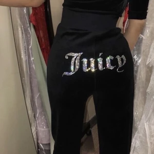 Juicy couture storlek xxs - Svarta juicy byxor i storlek xxs funkar som xs använt 1 gång, säljer för att jag använder bara mina andra färger så de vill sälja till nån som verkligen vill ha! har alla färger i många storlekar om nån vill ha!  Buda på 