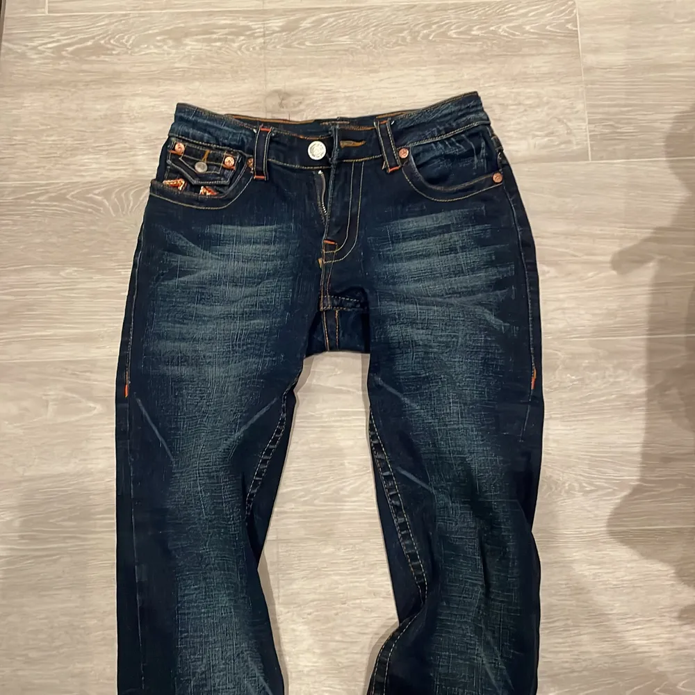 Säljer mina true religion jeans eftersom jag ej använder de! De är köpta här på plick . Jeans & Byxor.