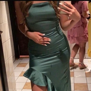 Balklänning - Säljer världens finaste bal/finklänning. Den jag säljer är ett annat exemplar än den på bilderna så fläcken finns inte på den jag säljer! Storlek 36