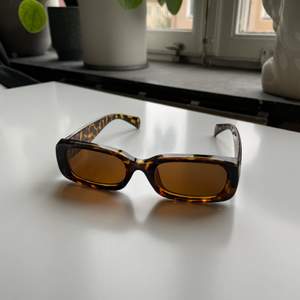 Solglasögon av okänt märke i fint skick.                              ☀️PS. Kolla gärna in mina andra annonser då jag säljer många solglasögon just nu!☀️