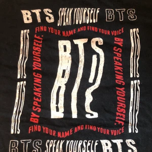 BTS OFFICIAL CONCERT TSHIRT - Tshirt jag köpte på BTS konsert! Jätte fint skick, igen skada eller fläckar! Jätte bra matrial! Jag köpte den för runt 400 -350kr