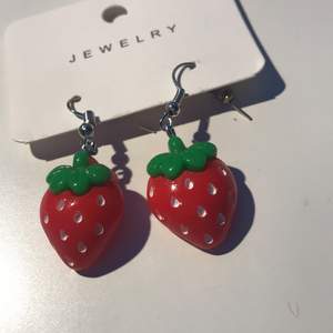 Strawberry earring’s 🍓✨🕊 