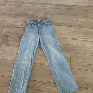Levis jeans ribcage straight storlek 26 använda 2 ggr.pris kan diskuteras 