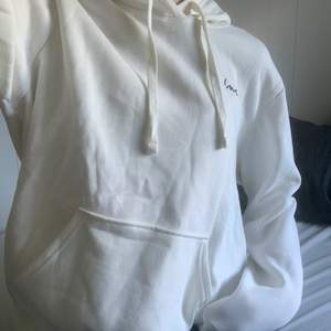 En supersnygg vit Hoodie från H&M. Den är helt oanvänd och har fortfarande lappen kvar. Hoodien har även en liten text på vänstra bröstet där det står ”love”. Är själv 172 cm och hoodien är i strl M.❣️❣️köparen står för frakten❣️