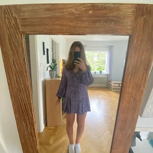 Sommarklänning - Säljer min fina zara klänning som jag köpte i somras men som tyvärr inte pssar mig längre🥺 Den är i toppen skick endast använd 3 gånger! Strlk S, säljer för 200+frakt men pris kan diskuteras🥰🥰 kram💕