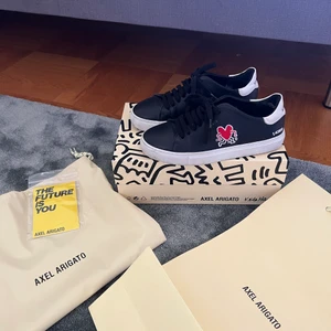 Arigato skor - Säljer nu dessa fina arigato skor som inte finns längre😍Använda ca 2 gånger💕dustbag, påse och låda medföljer och kvitto finns om man vill SE det👍🏻frakten har jag inte kollat än men om man är intresserad så kan det kollas💕priset kan diskuteras om att sänkas 