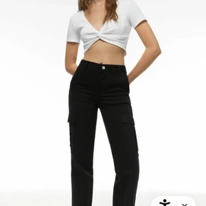 Cargo byxor - Säljer dessa cargo byxor från pull n bear med lappen kvar & kvittot tänkte lämna tillbaka dem i butiken men skulle kolla om någon var intresserad! Sitter perfekt på mig är 1.60