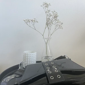 Väska  - Superfin nästintill oanvänd väska i lack! Har ett stort fack som rymmer mycket. Syns knappt att den är använd!