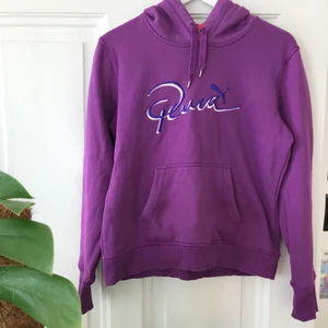 Puma hoodie  - Cool, lila hoodie från Puma. Hoodien är stl 38 och lätt croppad (liten i passform). Införskaffad på 00/10-talet och därav äkta Y2K!! Skynda fynda!!
