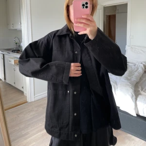 Jacka - Svart fin jeans jacka från ASOS som är slutsåld!!😍 sååå snygg nu till våren och sommaren! Storlek 34 men sitter väldigt oversized ✨ köparen står för frakten 💘