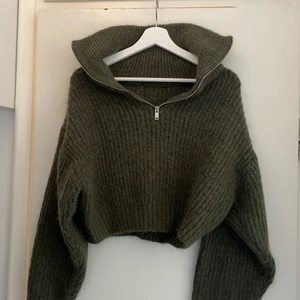 Stickad tröja i grönt  - Fin stickad tröja i grönt. Använd två gånger. Klippt bort lappen i nacken men från Gina tricot. 