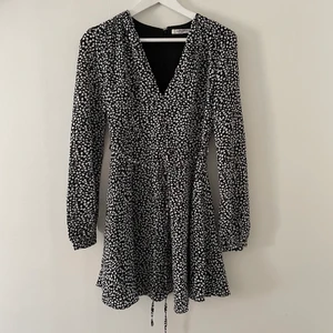 Glamorous klänning - Kort klänning från Glamorous. Med dragkedja som går ner längs hela ryggen. Snören som man kan knyta baktill eller framtill. Storlek 36. Använd en gång. Skriv för bilder med klänningen på, för bättre bild av passform osv. Säljer för 150kr + frakt (frakten kan variera utöver skrivet pris).