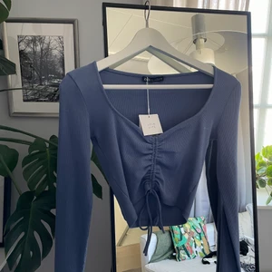 Zara topp - Topp från zara i blå färg. Knyte framtill. Aldrig använd och prislapp kvar. Skriv för fler bilder.