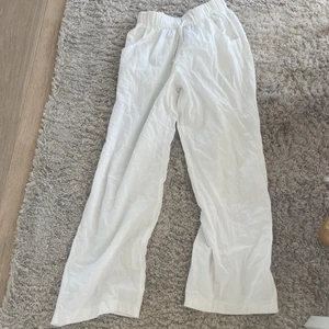 LINNEBYXOR SITTER SÅÅÅ FINT - Fina linnebyxor sitter bäst på någon mellan 155-165 cm lång skulle jag tro, inte över! Jag är 168 och de är precis på gränsen för korta men sitter annars superduperfint och rekommenderar för någon med XS eller S