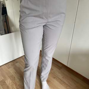 Fina kostymbyxor i en fin grå färg, storlek 42🤍🖤