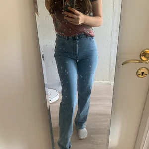Långa jeans  - Jeans ifrån ASOS tall! Helt nya och oanvända! Lite för tajta för mig, sitter super snyggt vid höft och rumpa och formar midjan. (Från 175 cm och uppåt)