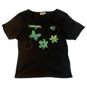 Svart t-shirt - Söt t-shirt med paljetter och pärlor på! Köpt på secondhand men aldrig använd av mig 