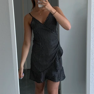 Sommarklänning - Superfin prickig sommarklänning med omlottknytning🌼 storlek S men passar både XS och M också IOM att både axelbanden och midjan är justerbar
