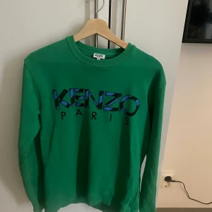 Kenzo sweatshirt - Kenzo herrtröja i väldigt bra skick, i en cool grön färg. Storlek M och passar både min pojkvän och mig som S- tjej