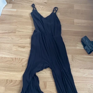Dress - 1 st Byxdressar  storlek S’! Rensar garderoberna 😁👍🏻 byxdressen köpt för 400kr så har budgivningen på den ,använd 1 gång