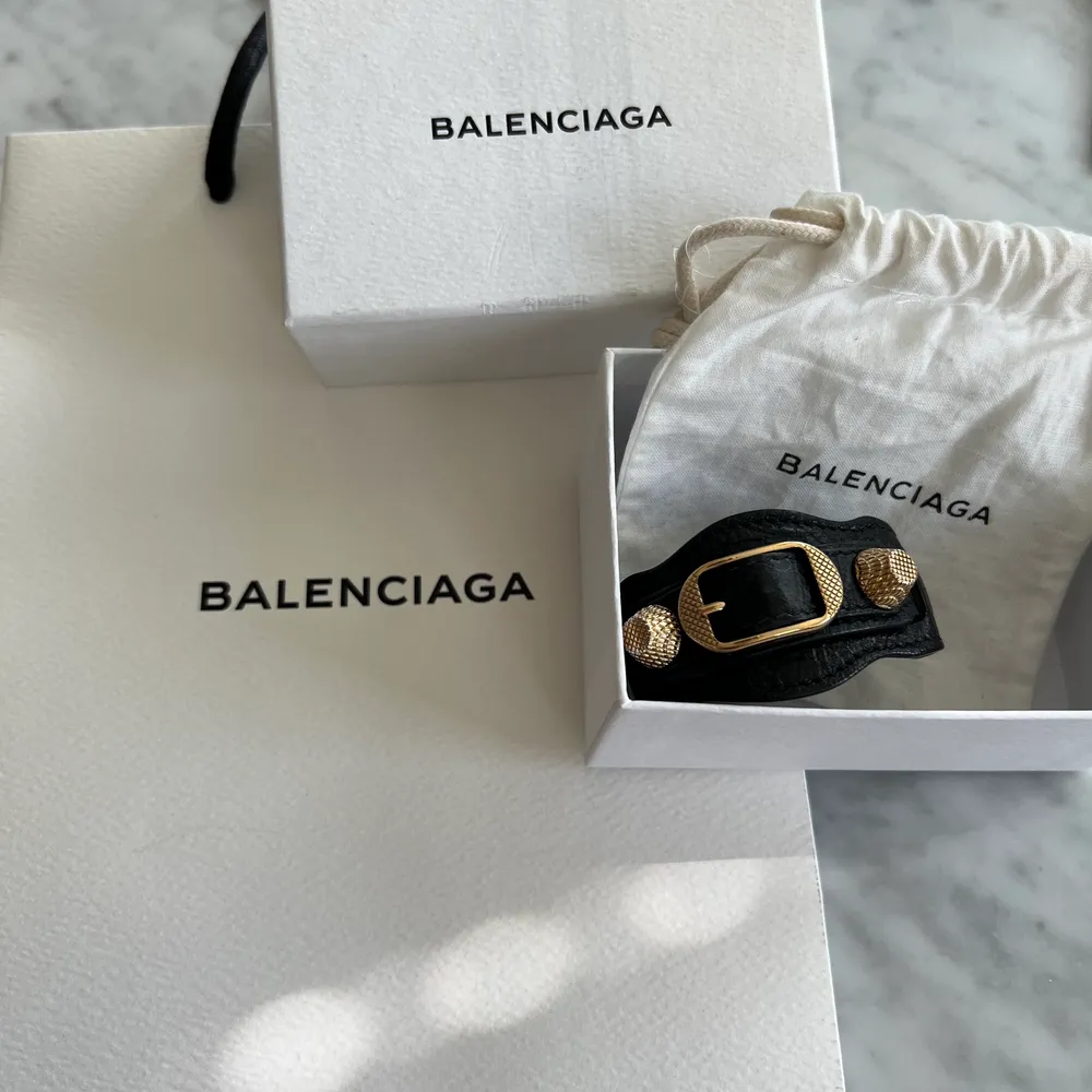 Superfint armband från Balenciaga med guldiga detaljer. Påse, låda, dustbag och kvitto tillkommer!🖤 Använd men fortfarande bra skick! Finns 3 olika storlekar du själv kan justera till. Accessoarer.