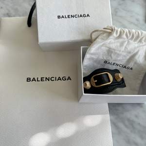 Superfint armband från Balenciaga med guldiga detaljer. Påse, låda, dustbag och kvitto tillkommer!🖤 Använd men fortfarande bra skick! Finns 3 olika storlekar du själv kan justera till